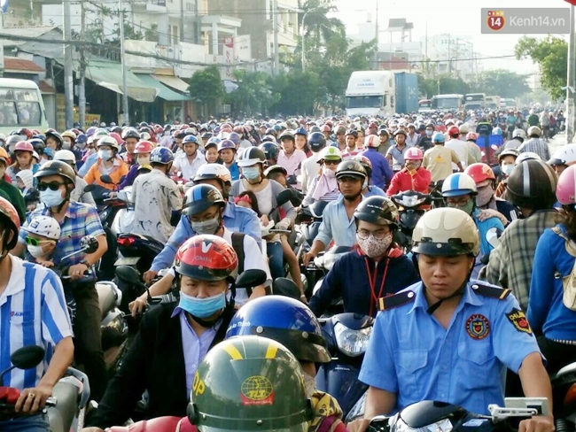 Triều cường dâng cao gây ngập và kẹt xe sáng đầu tuần ở Sài Gòn - Ảnh 2.