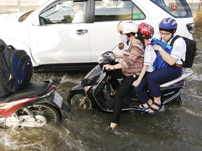 Triều cường dâng cao gây ngập và kẹt xe sáng đầu tuần ở Sài Gòn - Ảnh 3.