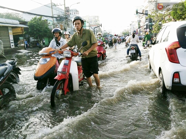 Triều cường dâng cao gây ngập và kẹt xe sáng đầu tuần ở Sài Gòn - Ảnh 4.