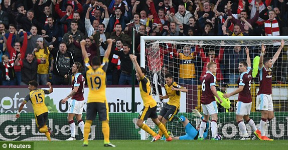Arsenal thắng may mắn nhờ bàn thắng bằng vàng của Laurent Koscielny - Ảnh 3.