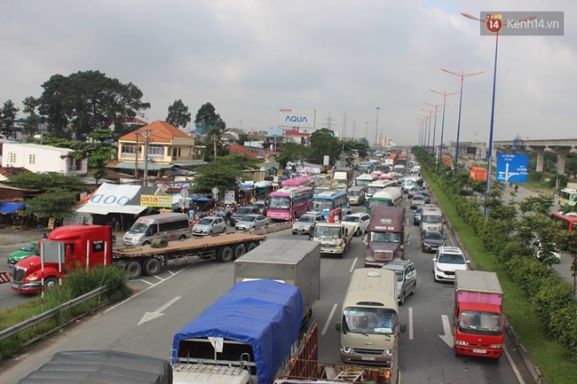 Va chạm liên hoàn trên quốc lộ 1, hàng ngàn phương tiện ùn ứ nối dài  - Ảnh 1.