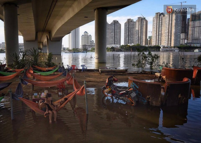 Photos of the day: Giấc mơ nhỏ dưới gầm cầu s&oacute;ng nước - Ảnh 1.