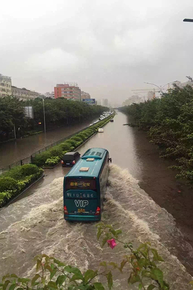 Chùm ảnh: Người dân Quảng Châu dở khóc dở cười trong trận mưa lụt đầu hè - Ảnh 7.