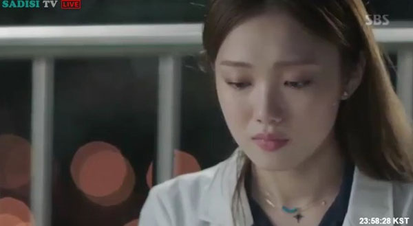 “Doctors”: Lee Sung Kyung quỳ gối cầu xin Park Shin Hye - Ảnh 25.