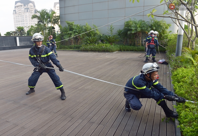 Xem cảnh sát chữa cháy, cứu nạn tại tòa nhà cao nhất Việt Nam - Ảnh 15.