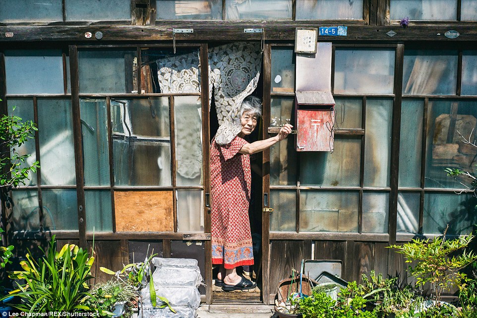 Chùm ảnh cho thấy tinh thần làm việc đáng khâm phục của người cao tuổi Nhật Bản - Ảnh 12. Chùm ảnh cho thấy tinh thần làm việc đáng khâm phục của người cao tuổi Nhật Bản - Ảnh 12.