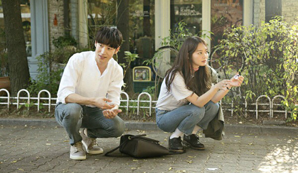 Sau &ldquo;Train To Busan&rdquo;, Gong Yoo tấn c&ocirc;ng m&agrave;n ảnh nhỏ c&ugrave;ng Kim Go Eun - Ảnh 12.