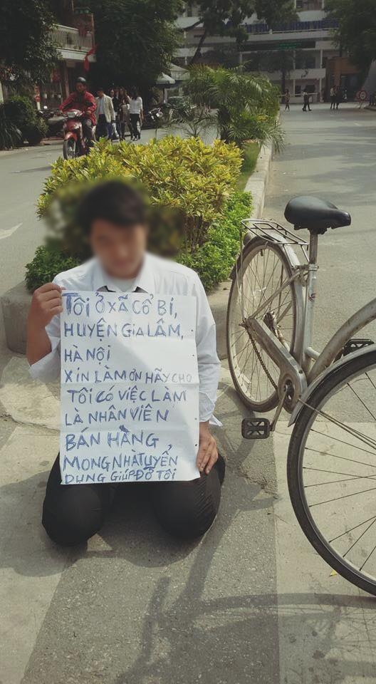 Nam thanh niên quỳ trước cổng Đài truyền hình Việt Nam xin được làm nhân viên bán hàng - Ảnh 2.