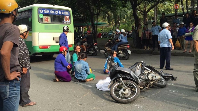 Người thân gào khóc thảm thiết khi người đàn ông bị xe buýt cán tử vong giữa Sài Gòn - Ảnh 2.