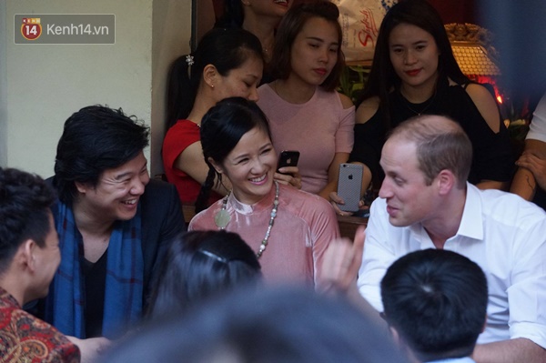 Hoàng tử Anh William ngồi vỉa hè uống cà phê phố cổ Hà Nội với Hồng Nhung, Thanh Bùi, Xuân Bắc - Ảnh 7.
