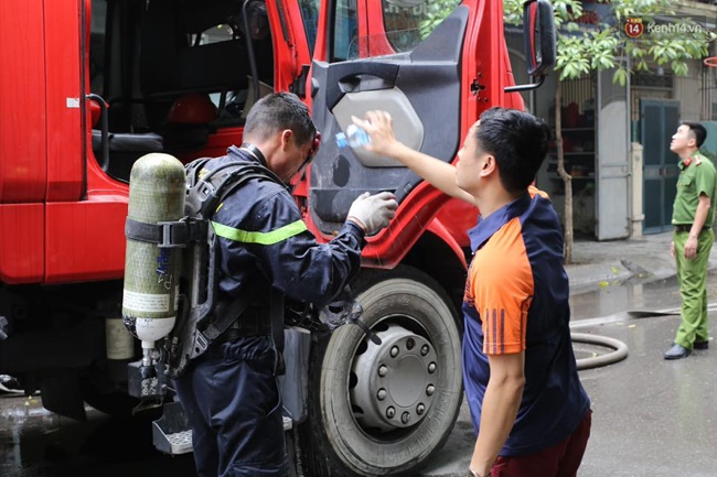 Chùm ảnh: Ngạt thở vì khói từ đám cháy, người dân tiếp nước cho cảnh sát chữa cháy - Ảnh 6.