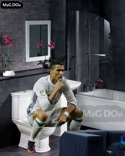 Ảnh chế: Ronaldo ngồi bồn cầu ngẫm nghĩ sự đời - Ảnh 4.
