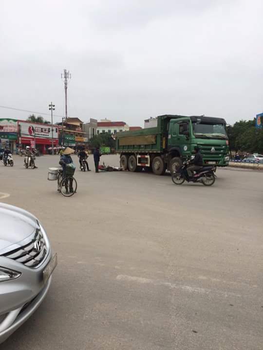 Hà Nội: Tai nạn thương tâm 2 nữ sinh thương vong tại chỗ - Ảnh 1.