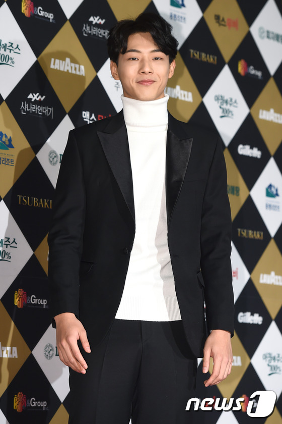 D.O. (EXO) nổi bần bật, Seolhyun (AOA) khoe lưng trần quyến rũ trên thảm đỏ Max Movie Awards 2016 - Ảnh 14.