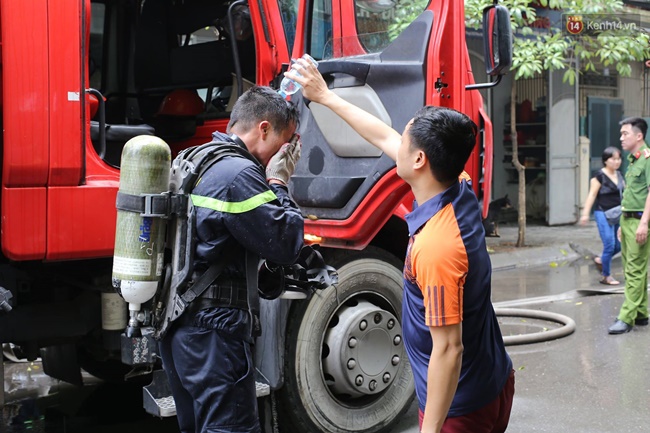 Chùm ảnh: Ngạt thở vì khói từ đám cháy, người dân tiếp nước cho cảnh sát chữa cháy - Ảnh 7.