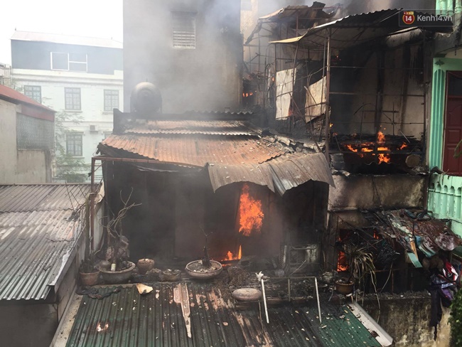Hà Nội: Cháy rụi 4 căn nhà ở đường Trần Khát Chân, chủ nhà ngất xỉu phải đưa đi cấp cứu - Ảnh 3.