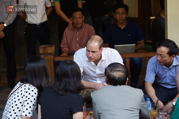 Hoàng tử Anh William ngồi vỉa hè uống cà phê phố cổ Hà Nội với Hồng Nhung, Thanh Bùi, Xuân Bắc - Ảnh 9.