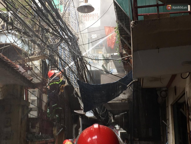 Hà Nội: Cháy rụi 4 căn nhà ở đường Trần Khát Chân, chủ nhà ngất xỉu phải đưa đi cấp cứu - Ảnh 13.