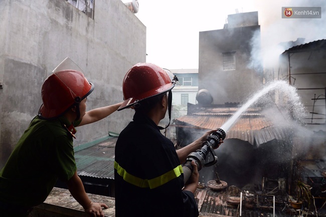Hà Nội: Cháy rụi 4 căn nhà ở đường Trần Khát Chân, chủ nhà ngất xỉu phải đưa đi cấp cứu - Ảnh 10.