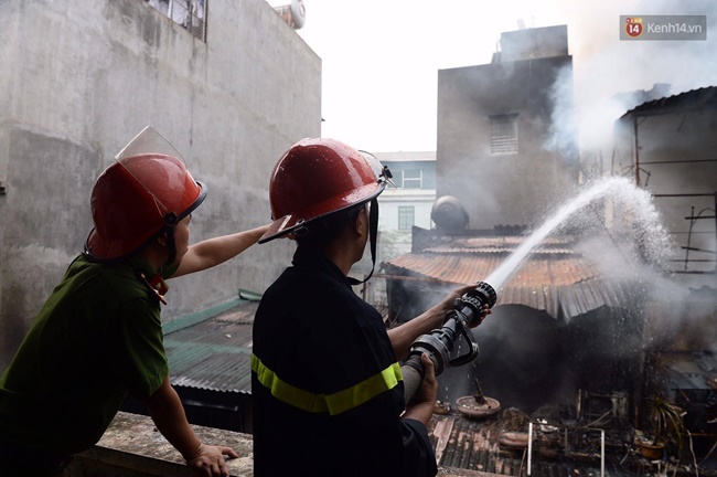 Chùm ảnh: Ngạt thở vì khói từ đám cháy, người dân tiếp nước cho cảnh sát chữa cháy - Ảnh 5.