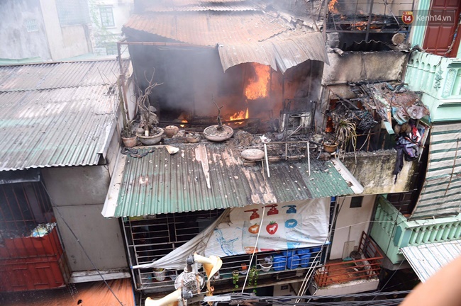 Hà Nội: Cháy rụi 4 căn nhà ở đường Trần Khát Chân, chủ nhà ngất xỉu phải đưa đi cấp cứu - Ảnh 4.