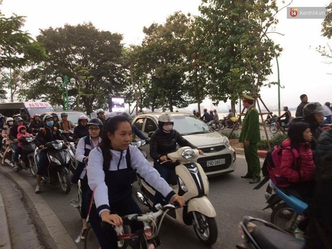 Hà Nội: Đang đi xe máy trên đường Thanh Niên, cụ ông 74 tuổi bị ngã, tử vong tại chỗ - Ảnh 2.