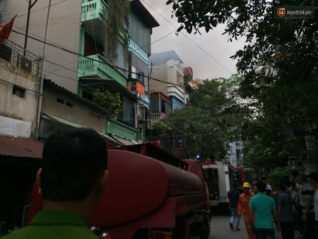 Hà Nội: Cháy rụi 4 căn nhà ở đường Trần Khát Chân, chủ nhà ngất xỉu phải đưa đi cấp cứu - Ảnh 12.