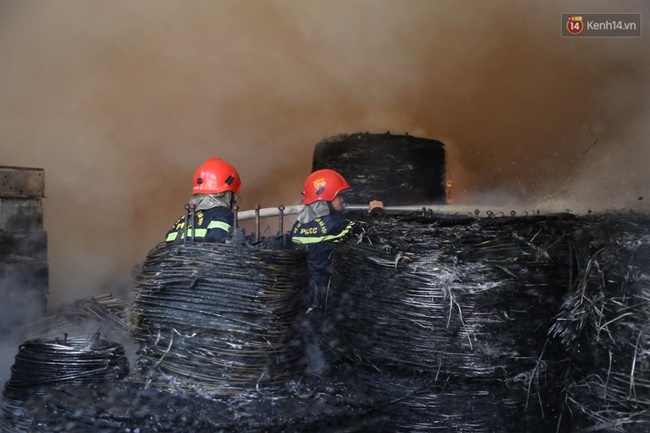 Hà Nội: Cháy lớn tại kho hàng 2.000m2 ở Ngọc Hồi, huy động hàng chục xe nâng đưa gỗ ra khỏi xưởng - Ảnh 16.