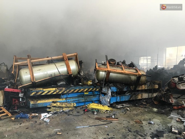 Hà Nội: Cháy lớn tại kho hàng 2.000m2 ở Ngọc Hồi, huy động hàng chục xe nâng đưa gỗ ra khỏi xưởng - Ảnh 27.