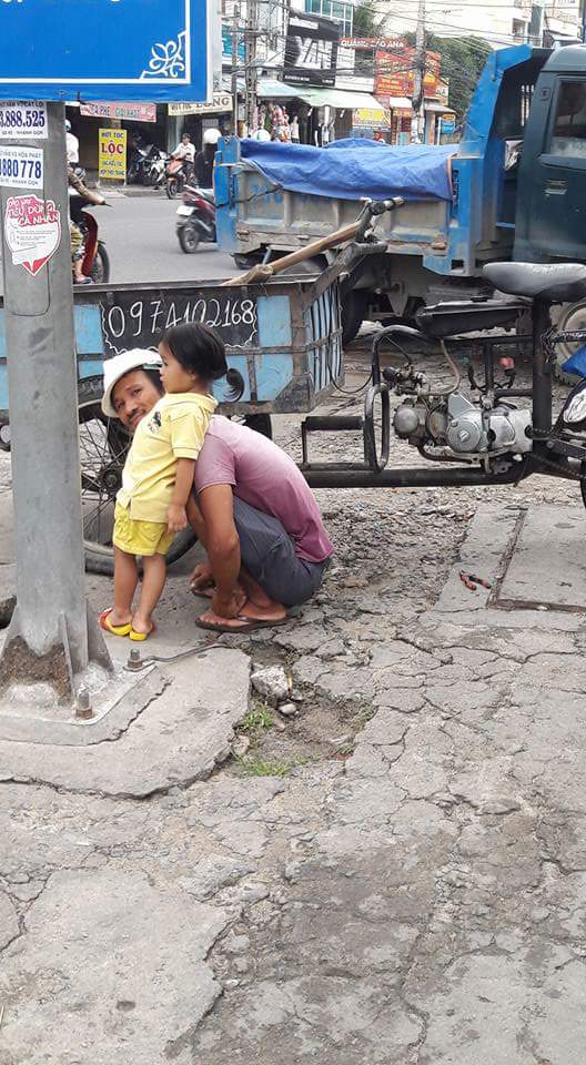 Hình ảnh đáng yêu nhất ngày: Người bố công nhân đứng tỉ mẩn cột tóc cho cô con gái nhỏ - Ảnh 3.