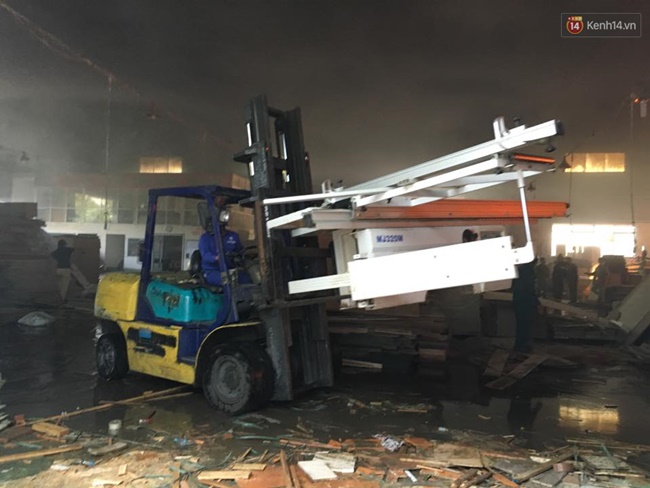 Hà Nội: Cháy lớn tại kho hàng 2.000m2 ở Ngọc Hồi, huy động hàng chục xe nâng đưa gỗ ra khỏi xưởng - Ảnh 18.