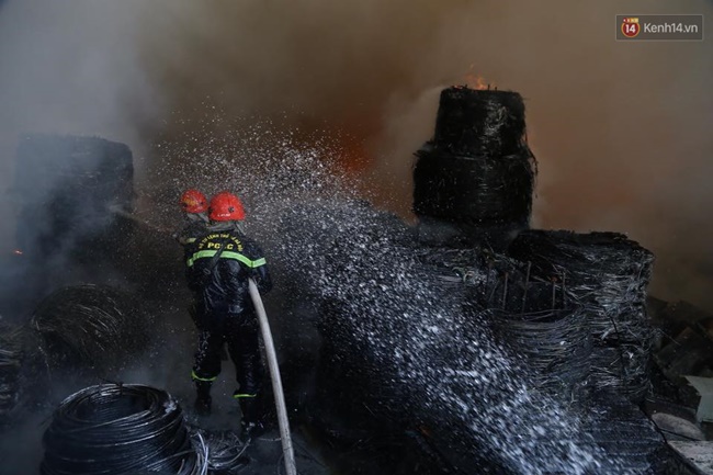 Hà Nội: Cháy lớn tại kho hàng 2.000m2 ở Ngọc Hồi, huy động hàng chục xe nâng đưa gỗ ra khỏi xưởng - Ảnh 17.
