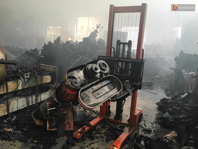 Hà Nội: Cháy lớn tại kho hàng 2.000m2 ở Ngọc Hồi, huy động hàng chục xe nâng đưa gỗ ra khỏi xưởng - Ảnh 29.