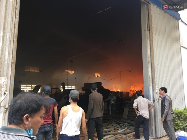 Hà Nội: Cháy lớn tại kho hàng 2.000m2 ở Ngọc Hồi, huy động hàng chục xe nâng đưa gỗ ra khỏi xưởng - Ảnh 21.
