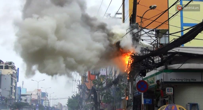 Clip cột điện bốc cháy dữ dội ở Sài Gòn, cả khu phố hốt hoảng - Ảnh 2.