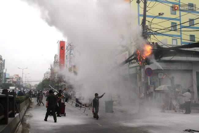 Clip cột điện bốc cháy dữ dội ở Sài Gòn, cả khu phố hốt hoảng - Ảnh 3.