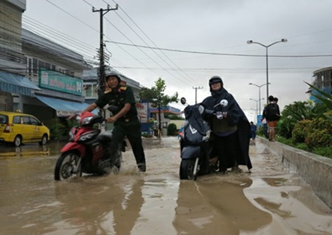 Nha Trang ngập nặng do mưa lớn, ô tô bị cuốn trôi trên đường phố - Ảnh 9.