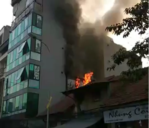 H&agrave; Nội: Ch&aacute;y lớn tại Đội Cấn, cột kh&oacute;i bốc cao h&agrave;ng chục m&eacute;t - Ảnh 1.