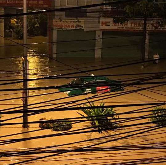 Nha Trang ngập nặng do mưa lớn, ô tô bị cuốn trôi trên đường phố - Ảnh 2.