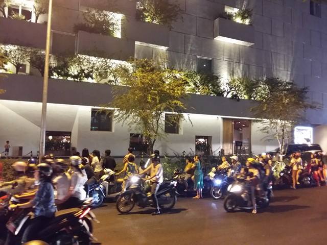 Người dân hiếu kỳ đám cưới Trấn Thành - Hari Won gây tắc nghẽn giao thông - Ảnh 1.