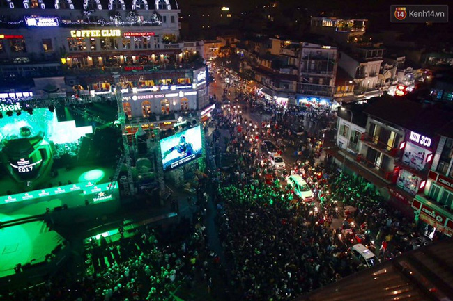 Đêm Countdown quá sung, DJ rơi luôn miếng độn ngực - Ảnh 2. Đêm Countdown quá sung, DJ rơi luôn miếng độn ngực - Ảnh 2.