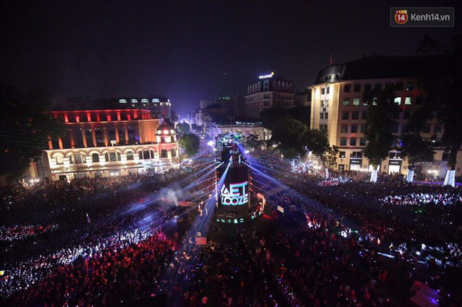 Đêm Countdown quá sung, DJ rơi luôn miếng độn ngực - Ảnh 1. Đêm Countdown quá sung, DJ rơi luôn miếng độn ngực - Ảnh 1.