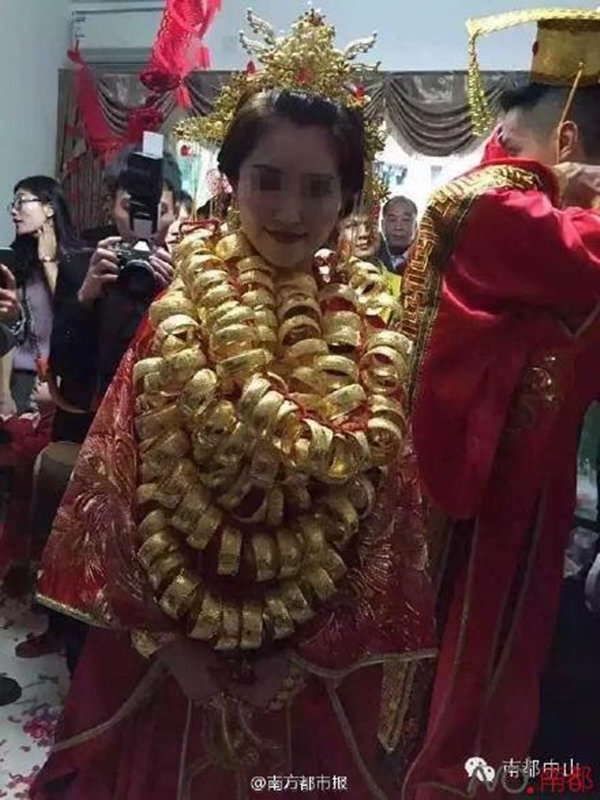 Cô dâu suýt gãy cổ vì đeo quá nhiều vàng - Ảnh 8.