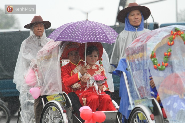 Lãng mạn đám cưới tập thể dưới mưa của các cặp đôi công nhân nghèo ở Đà Nẵng - Ảnh 2.