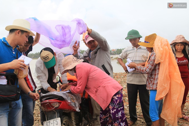 Chùm ảnh: MC Phan Anh kéo xe bò, đội mưa cứu trợ người dân vùng lũ - Ảnh 11.