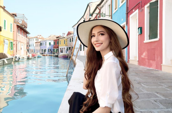 Nhìn mái tóc của cô ấy kìa, bao nhiêu cô gái khác phải phát ghen đây! - Ảnh 5. Nhìn mái tóc của cô ấy kìa, bao nhiêu cô gái khác phải phát ghen đây! - Ảnh 5.