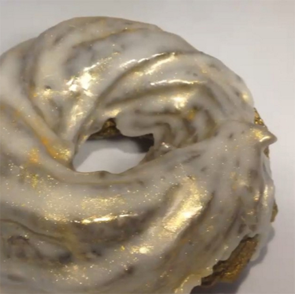 Góc ăn uống: Bánh donut dát vàng ròng chói lọi giá hơn 2 triệu đồng - Ảnh 3.