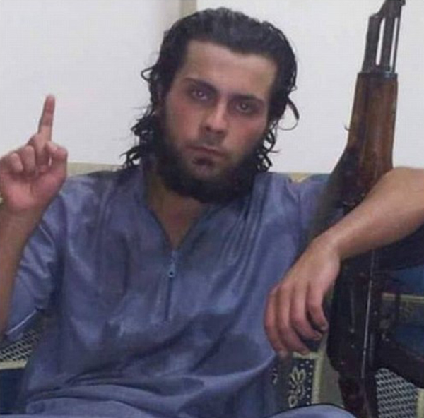 Chiến binh IS nã súng hành quyết chính mẹ đẻ của mình vì tội phản bội tổ chức - Ảnh 1.