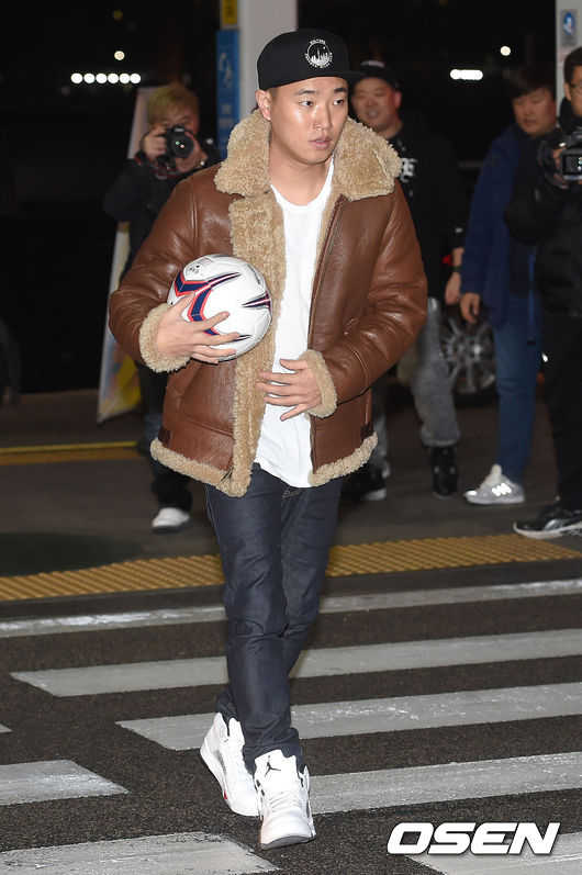 Dàn sao Running Man cùng iKON đổ bộ sân bay, chuẩn bị dự giải bóng đá - Ảnh 4.