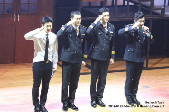 Donghae, Siwon, Changmin long lanh tr&ecirc;n s&acirc;n khấu trong qu&acirc;n ngũ - Ảnh 9.